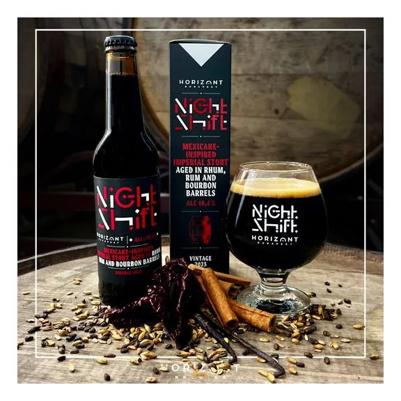 Horizont Night Shift Vintage 2023 / Mexicake-Inspired Imperial Stout Rum, Rhum & Bourbon hordóban érlelve (0,33L) (10.3%) Horizont Night Shift Vintage 2023 / Mexicake-Inspired Imperial Stout Rum, Rhum & Bourbon hordóban érlelve (0,33L) (10.3%)